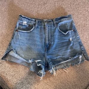 Abercrombie & Fitch 
The mom short
Size 4 / 27
